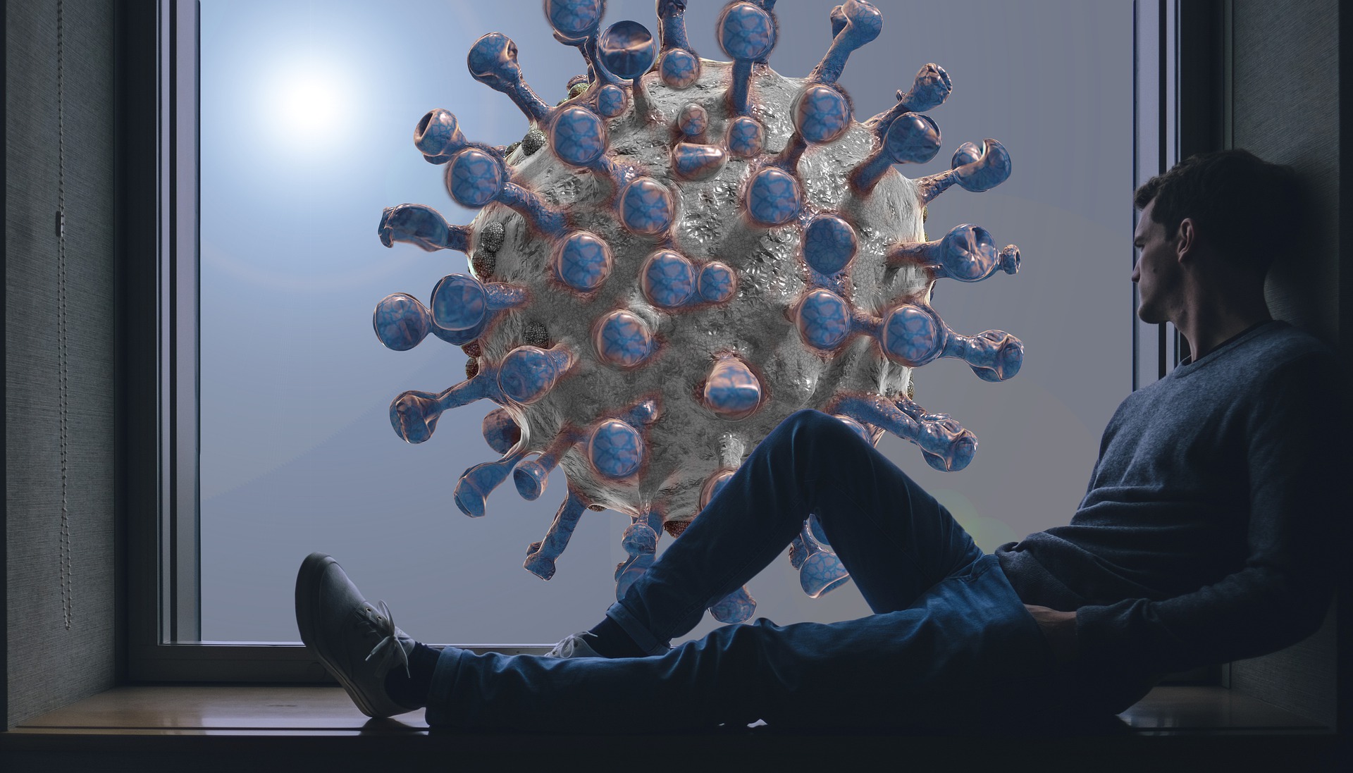 Mann blickt auf ein riesiges Modell des COVID-19 Virus